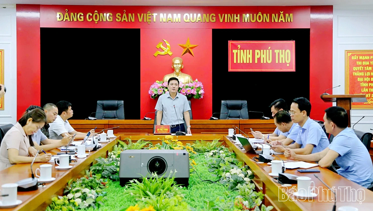 Phó Chủ tịch UBND tỉnh Vũ Việt Văn kiểm tra chung cư Hòa Phong và khu chợ Trung tâm Việt Trì (cũ)