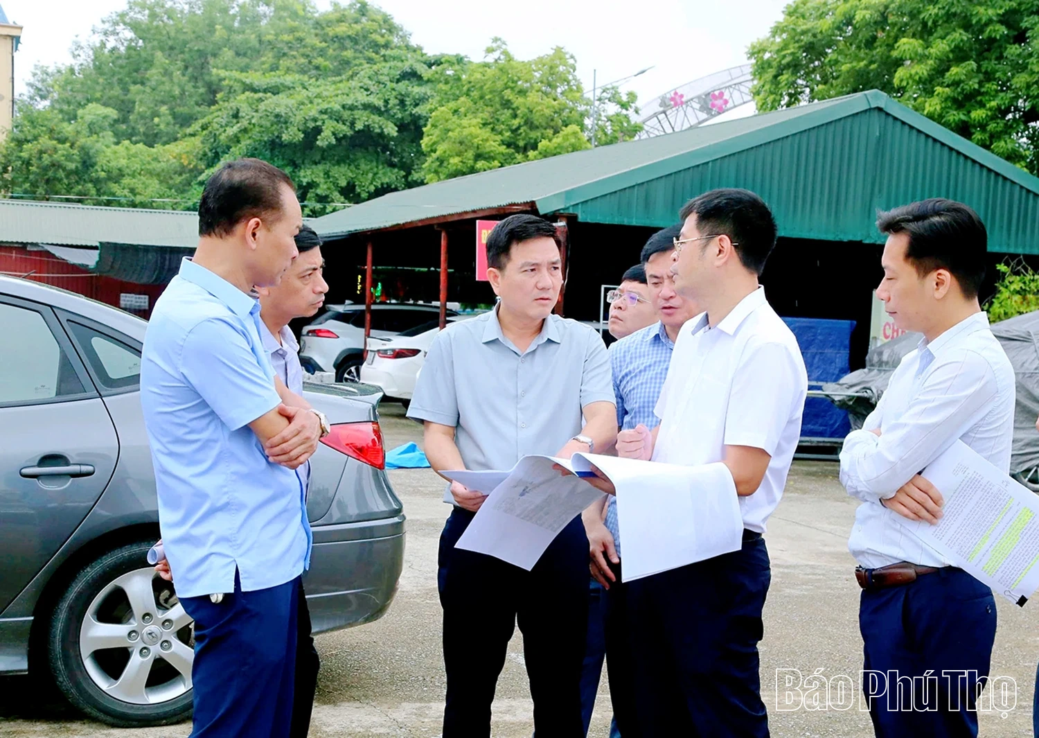 Phó Chủ tịch UBND tỉnh Vũ Việt Văn kiểm tra chung cư Hòa Phong và khu chợ Trung tâm Việt Trì (cũ)