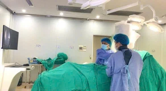 Bơm cement sinh học - giải pháp giúp cố định nhanh thân đốt sống bị tổn thương