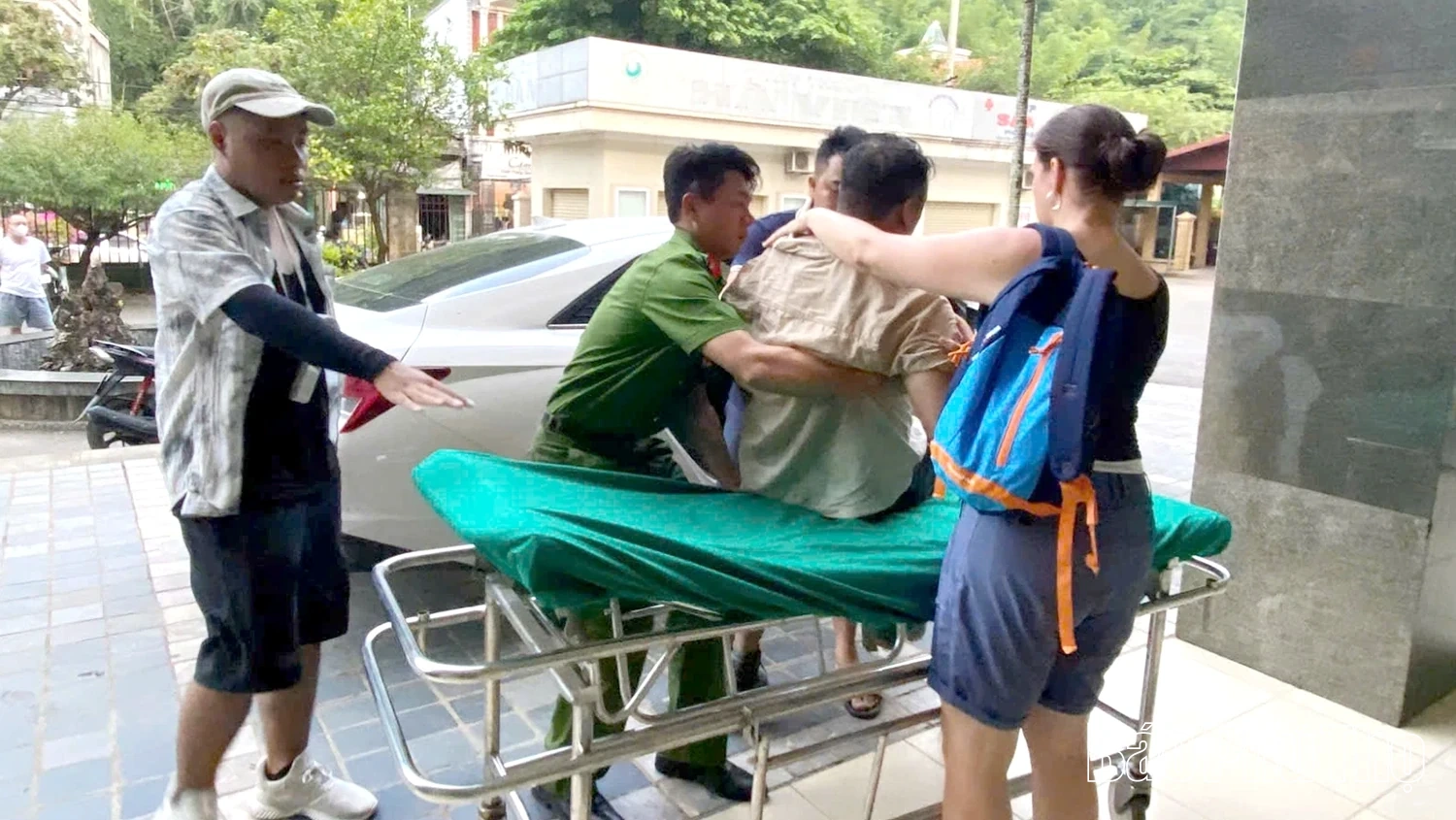 Kịp thời cứu giúp du khách nước ngoài bị đột quỵ