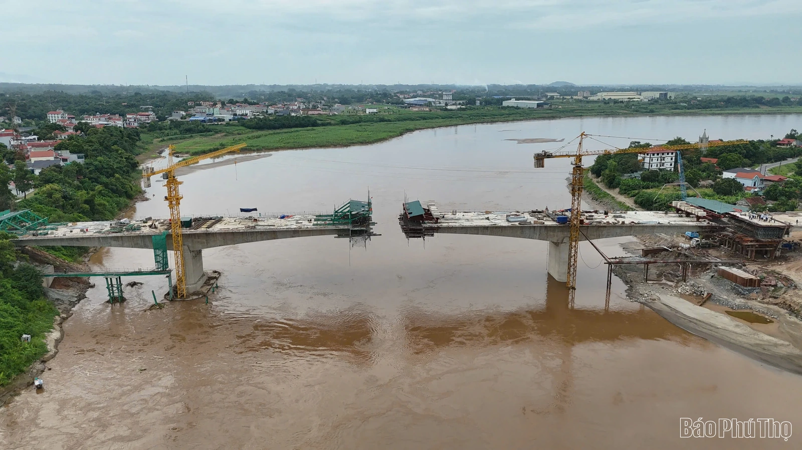 Rộn rã công trường thi công cầu Phong Châu mới