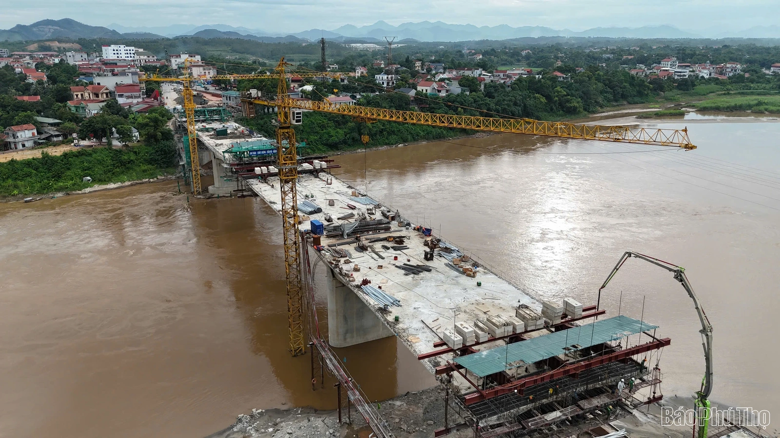 Rộn rã công trường thi công cầu Phong Châu mới
