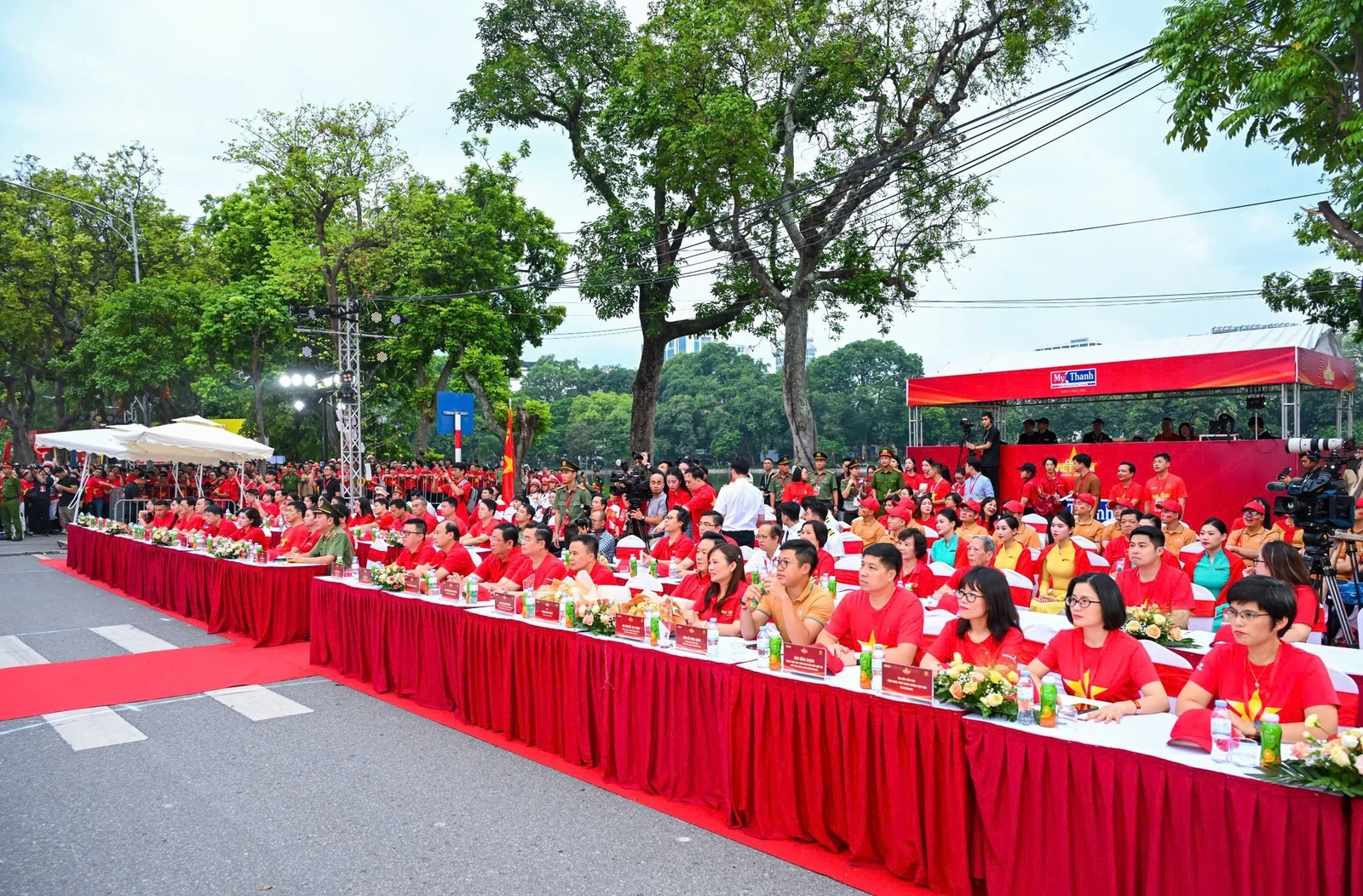 Hơn 1 triệu người cùng đi bộ vì một Việt Nam đoàn kết, hùng cường tiến vào kỷ nguyên mới