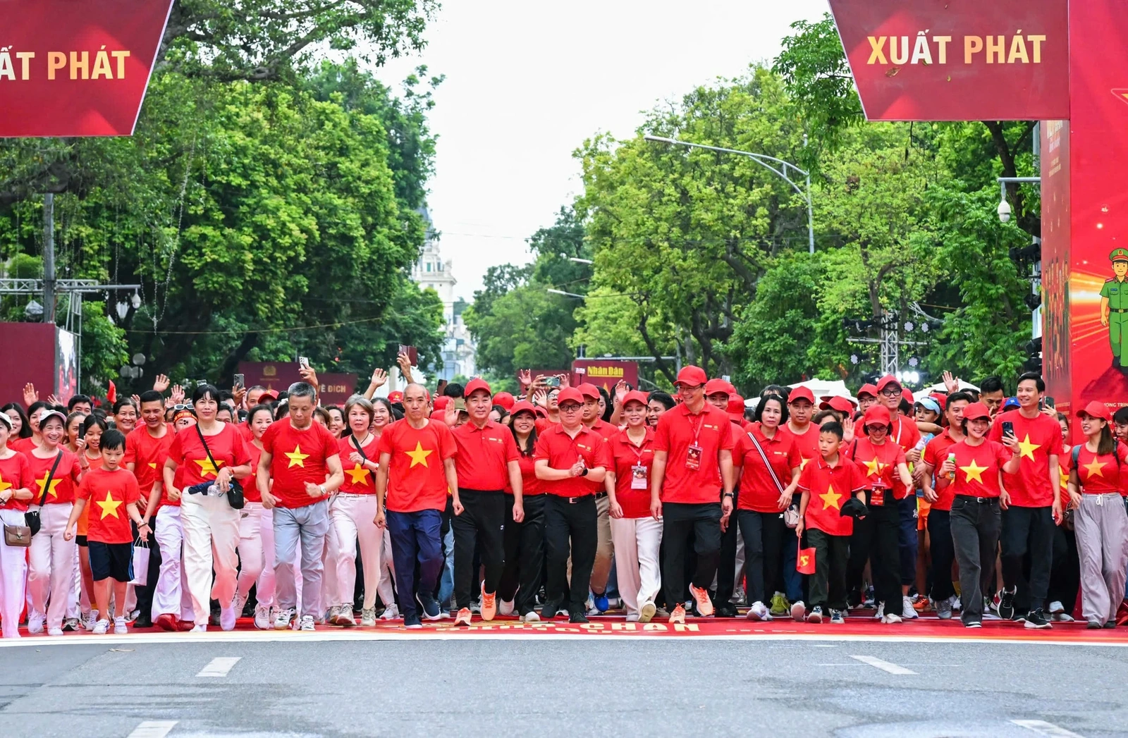 Hơn 1 triệu người cùng đi bộ vì một Việt Nam đoàn kết, hùng cường tiến vào kỷ nguyên mới