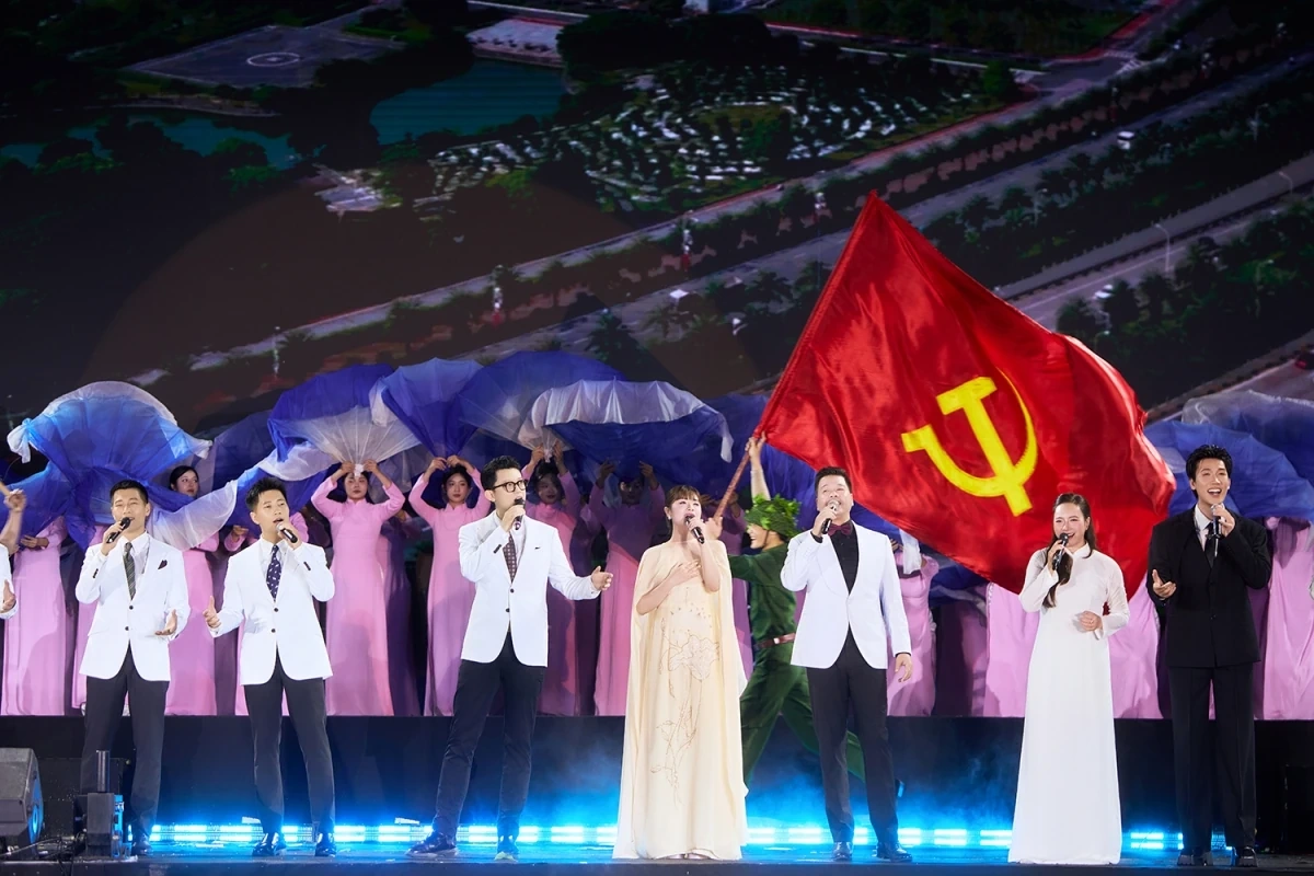 Sao Mai Thu Hằng xúc động hát Quốc ca trên Quảng trường Cách mạng Tháng Tám