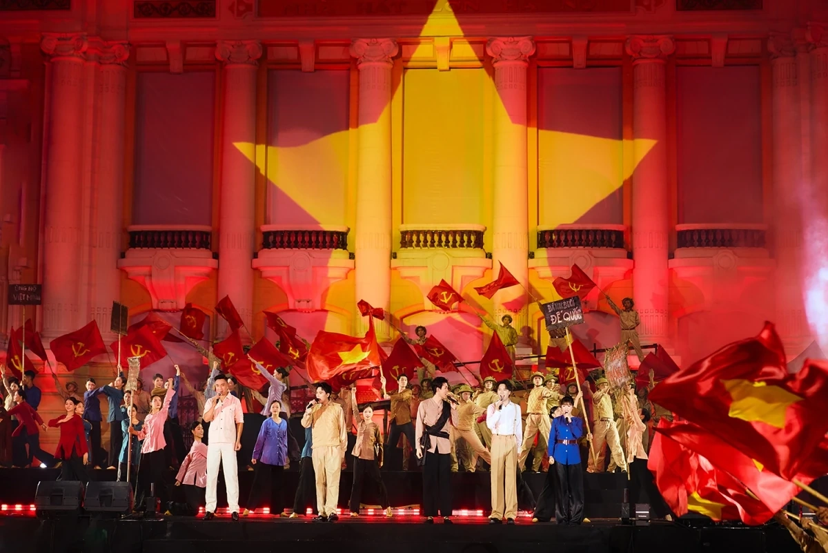 Sao Mai Thu Hằng xúc động hát Quốc ca trên Quảng trường Cách mạng Tháng Tám