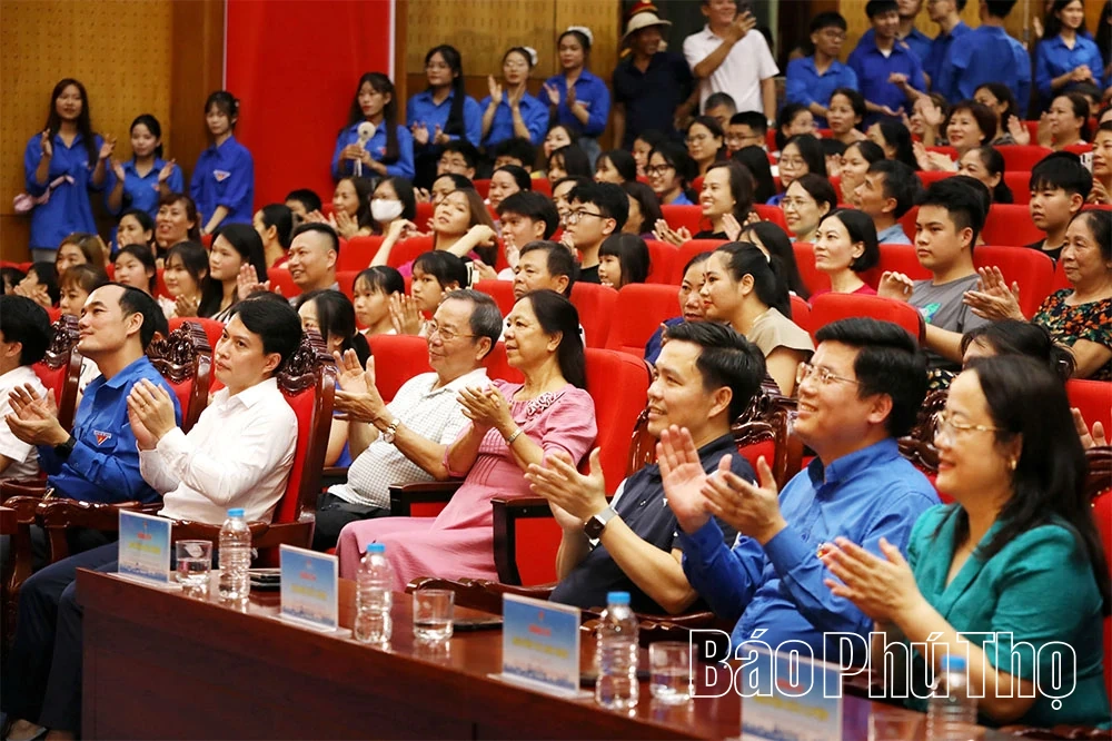 Đêm nhạc “Chuyến xe tự hào Việt Nam” tại phường Hòa Bình