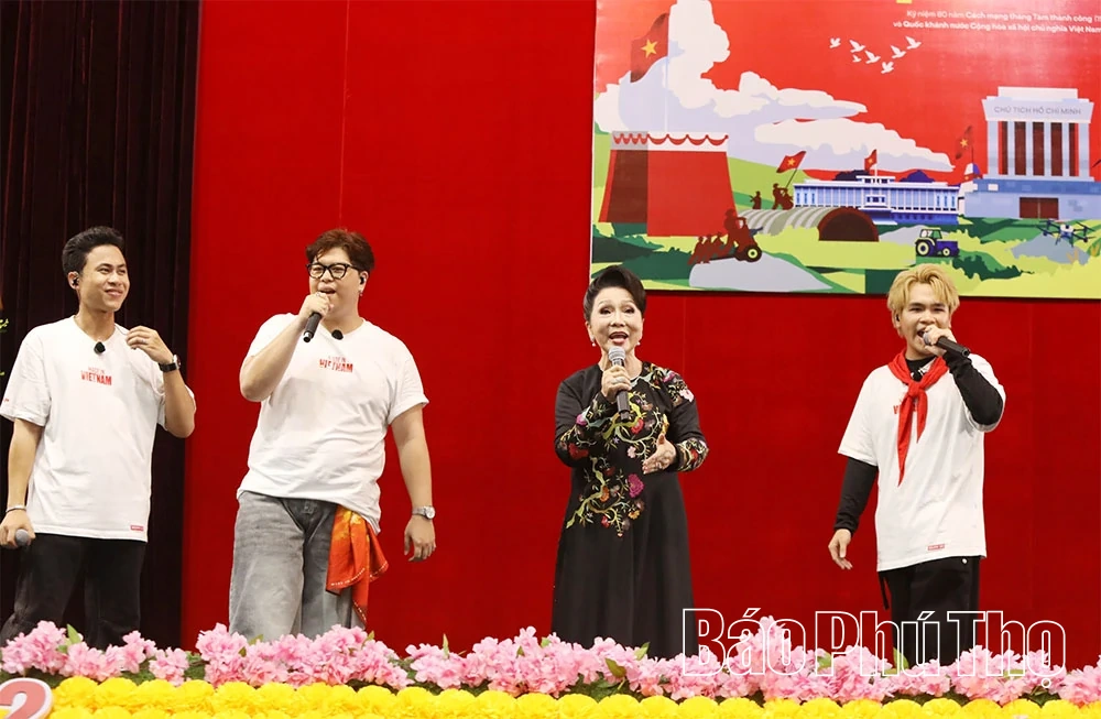 Đêm nhạc “Chuyến xe tự hào Việt Nam” tại phường Hòa Bình