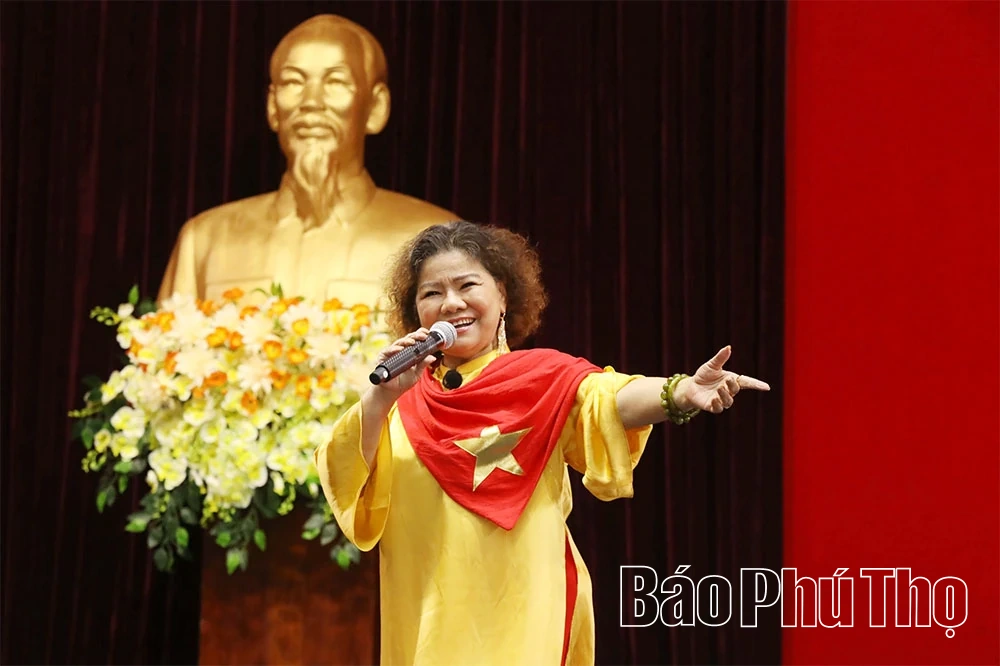 Đêm nhạc “Chuyến xe tự hào Việt Nam” tại phường Hòa Bình