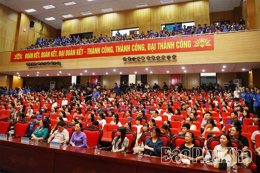 Đêm nhạc “Chuyến xe tự hào Việt Nam” tại phường Hòa Bình