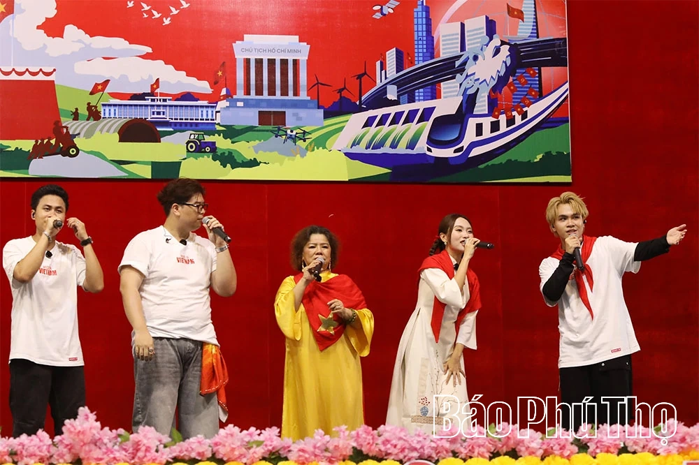 Đêm nhạc “Chuyến xe tự hào Việt Nam” tại phường Hòa Bình