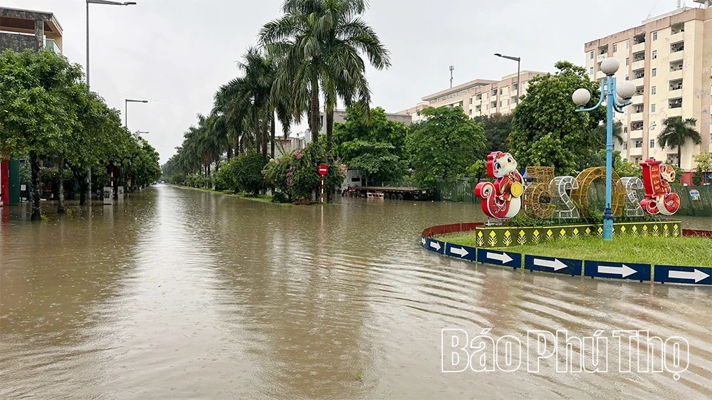 Nhiều tuyến phố ngập cục bộ do mưa lớn