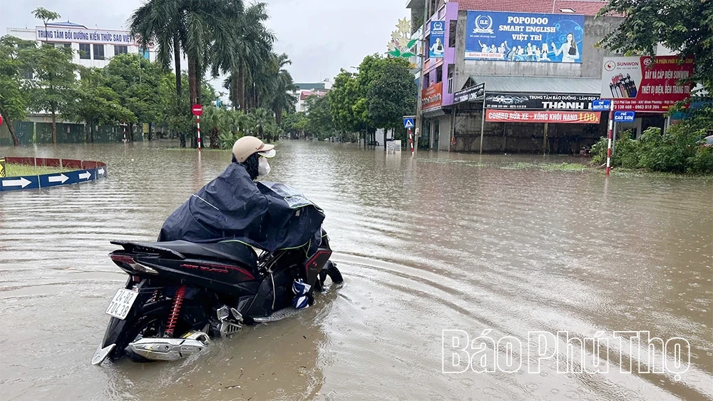 Nhiều tuyến phố ngập cục bộ do mưa lớn
