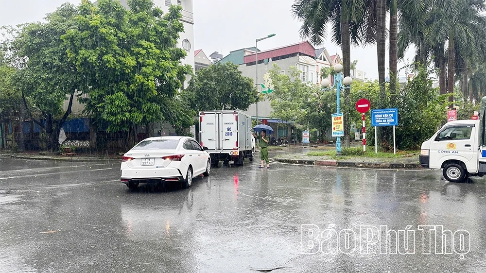 Nhiều tuyến phố ngập cục bộ do mưa lớn