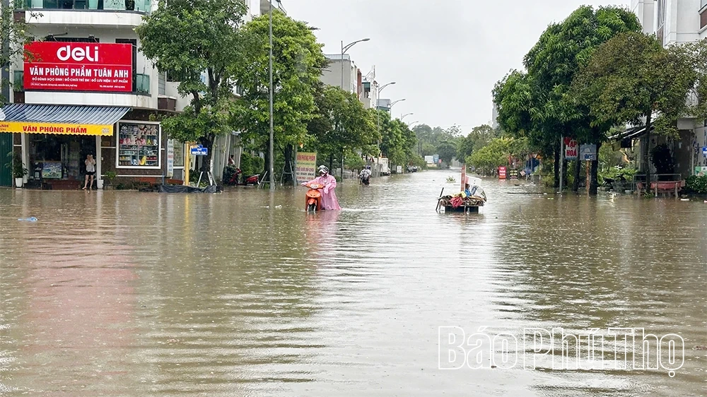 Nhiều tuyến phố ngập cục bộ do mưa lớn