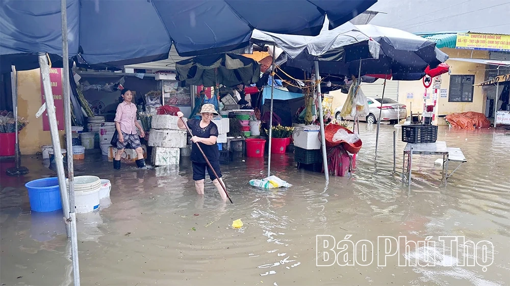 Nhiều tuyến phố ngập cục bộ do mưa lớn