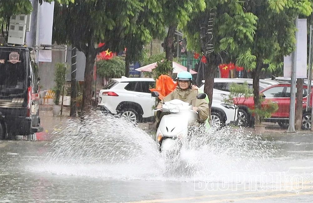 Nhiều tuyến phố ngập cục bộ do mưa lớn