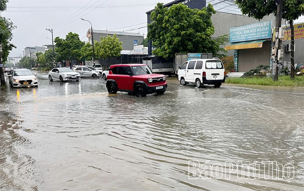 Nhiều tuyến phố ngập cục bộ do mưa lớn