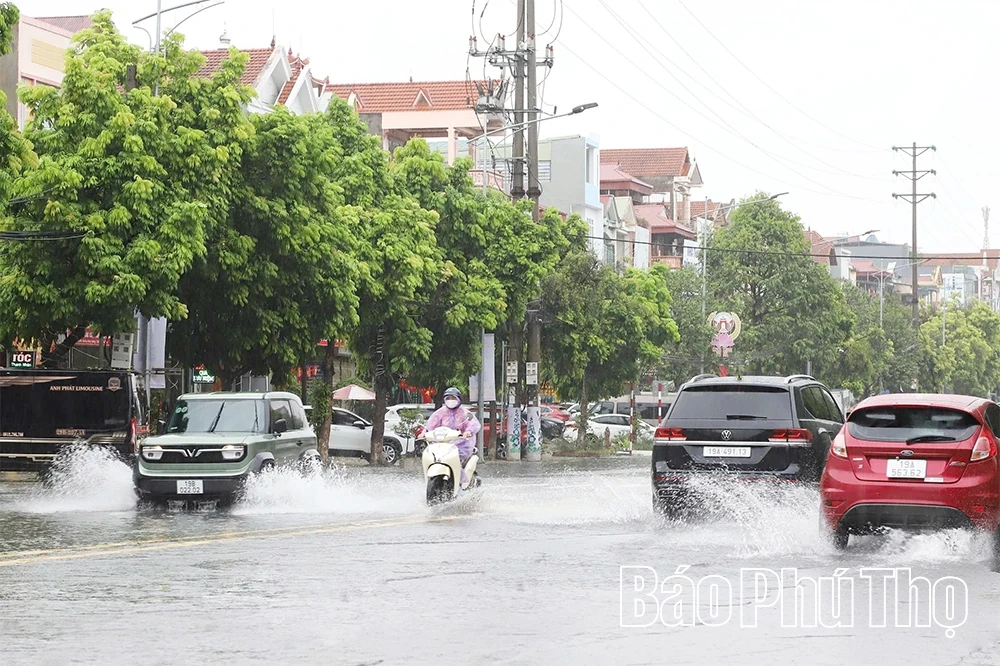 Nhiều tuyến phố ngập cục bộ do mưa lớn