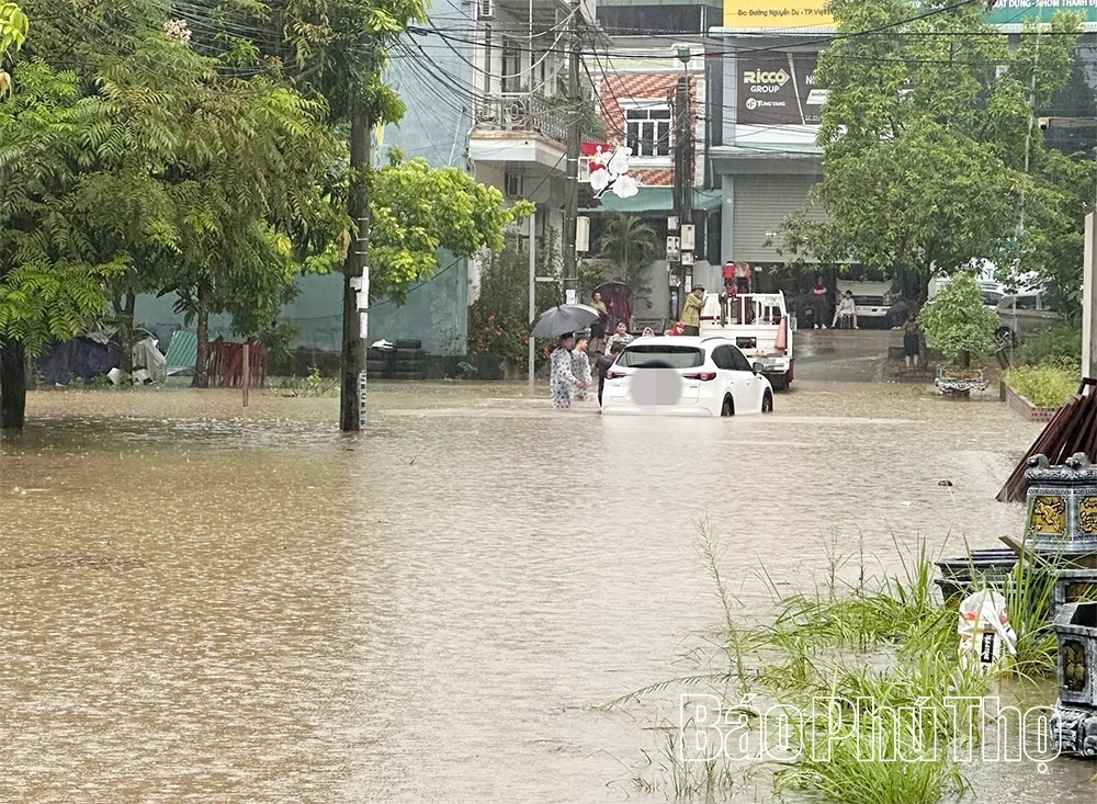 Nhiều tuyến phố ngập cục bộ do mưa lớn