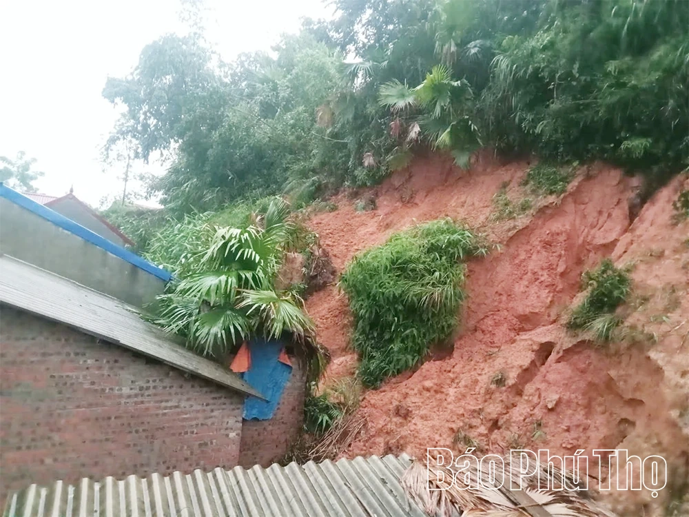 Di dời khẩn cấp hàng trăm hộ ra khỏi khu vực có nguy cơ sạt lở, ngập úng