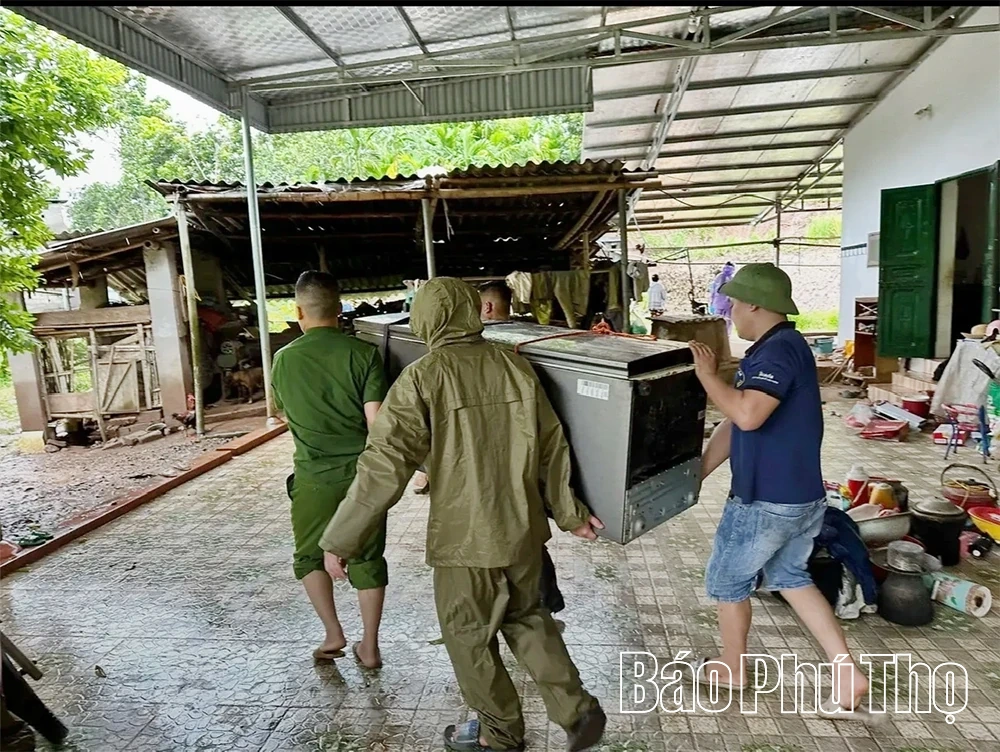 Di dời khẩn cấp hàng trăm hộ ra khỏi khu vực có nguy cơ sạt lở, ngập úng