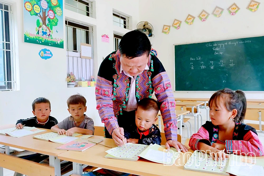 Chuyện “gieo chữ” trên non cao