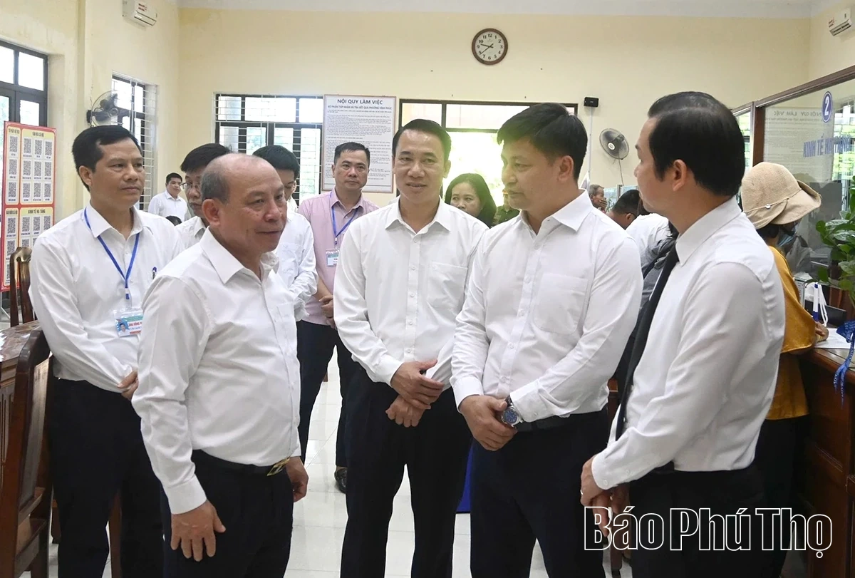 Phó Bí thư Tỉnh ủy Bùi Đức Hinh thăm, làm việc tại Trung tâm Phục vụ hành chính công phường Vĩnh Phúc
