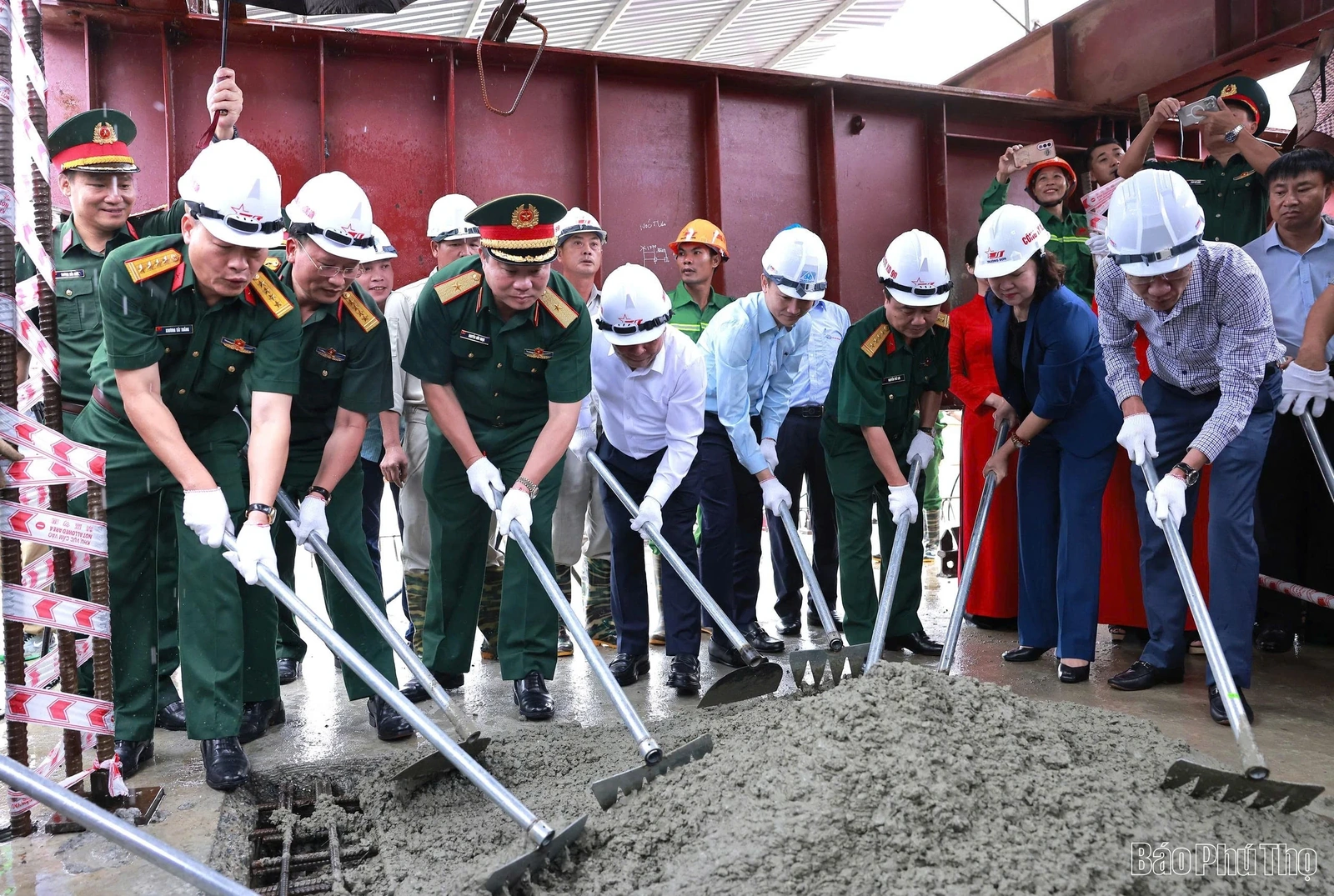Closure of Phong Chau Bridge Arch, National Highway 32C, Phu Tho Province