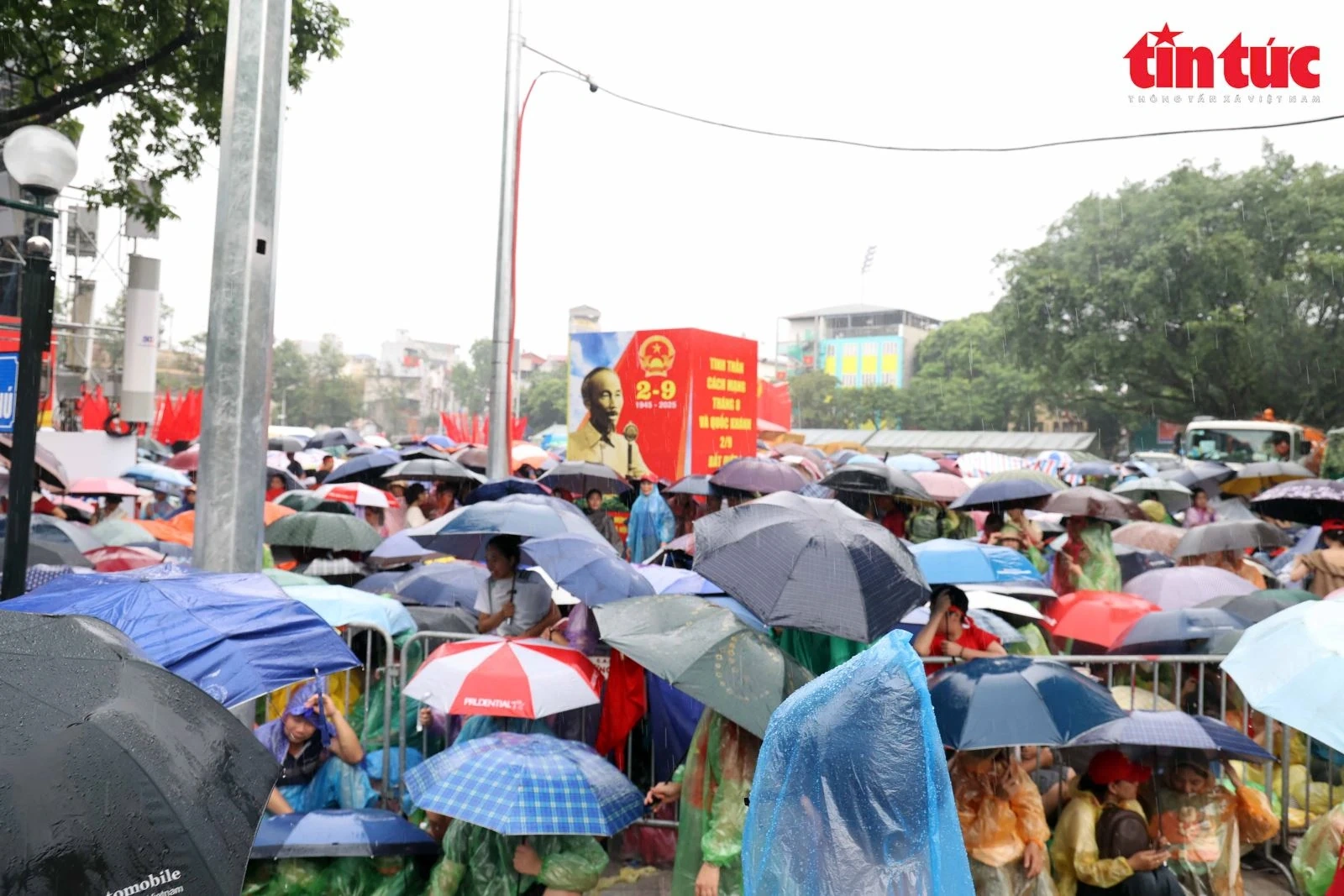 Không khí sôi động trước “giờ G”: Hàng vạn người dân háo hức chờ xem diễu binh, diễu hành 2/9
