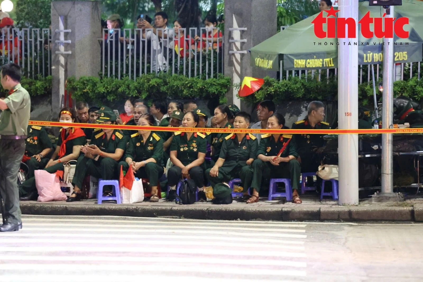 Không khí sôi động trước “giờ G”: Hàng vạn người dân háo hức chờ xem diễu binh, diễu hành 2/9