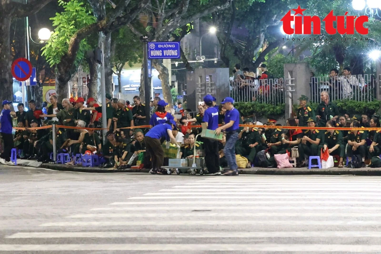 Không khí sôi động trước “giờ G”: Hàng vạn người dân háo hức chờ xem diễu binh, diễu hành 2/9