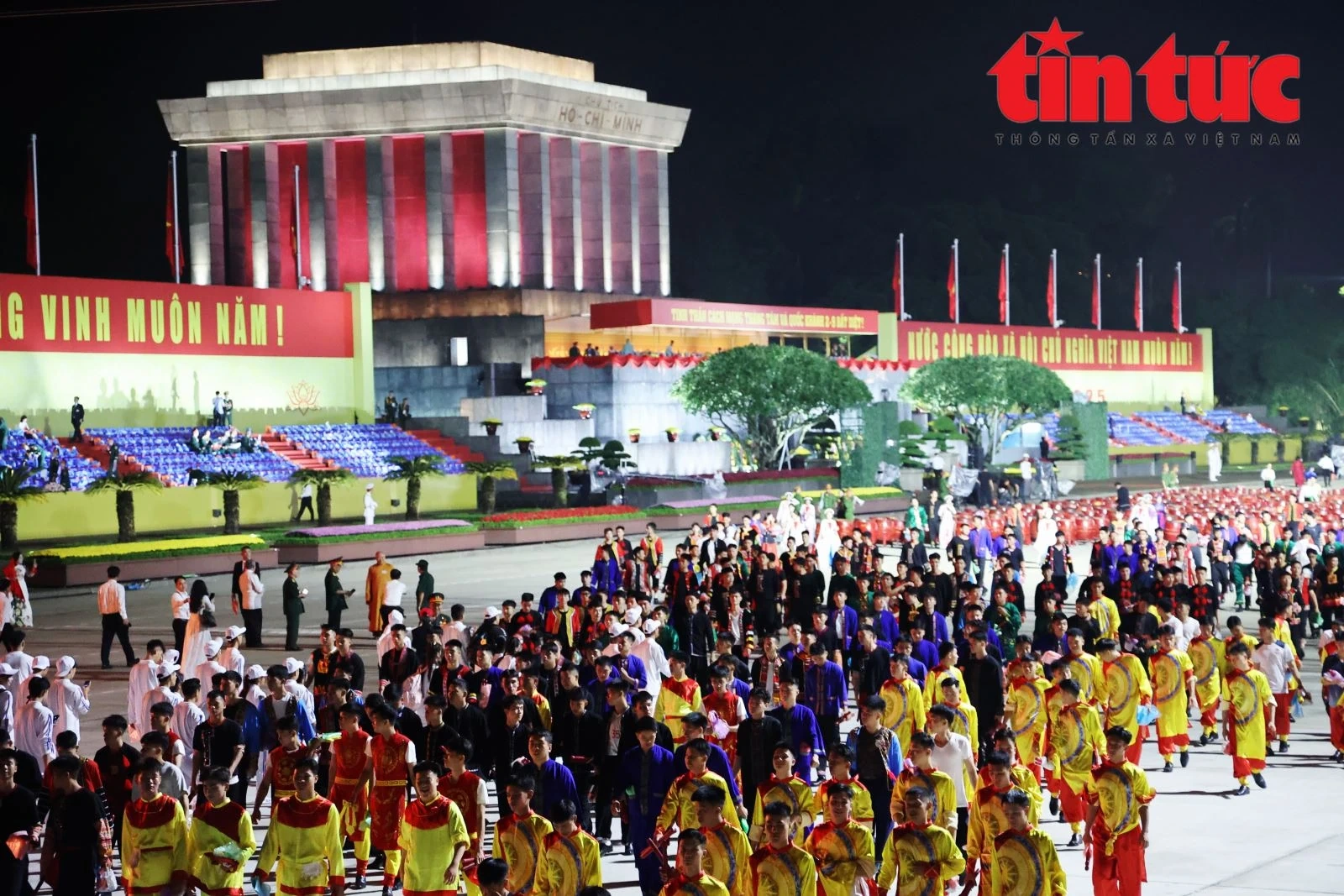 Không khí sôi động trước “giờ G”: Hàng vạn người dân háo hức chờ xem diễu binh, diễu hành 2/9