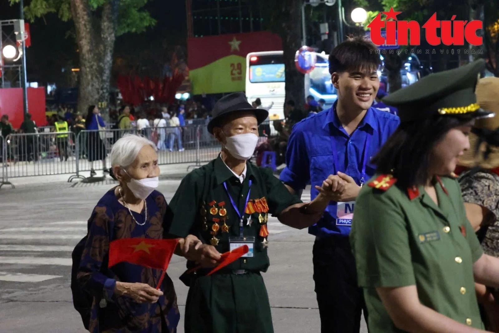 Không khí sôi động trước “giờ G”: Hàng vạn người dân háo hức chờ xem diễu binh, diễu hành 2/9