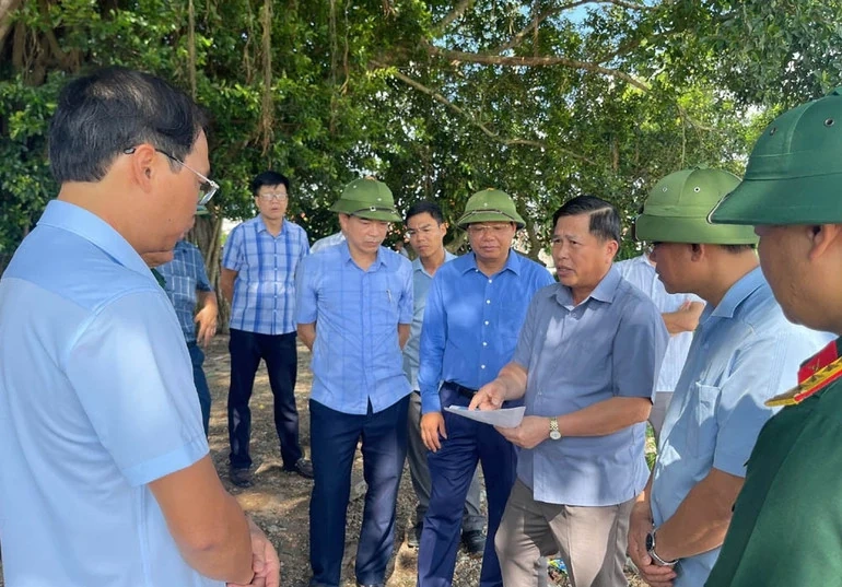 Phó Chủ tịch UBND tỉnh Đinh Công Sứ kiểm tra tình hình sạt lở đê Hữu Thao