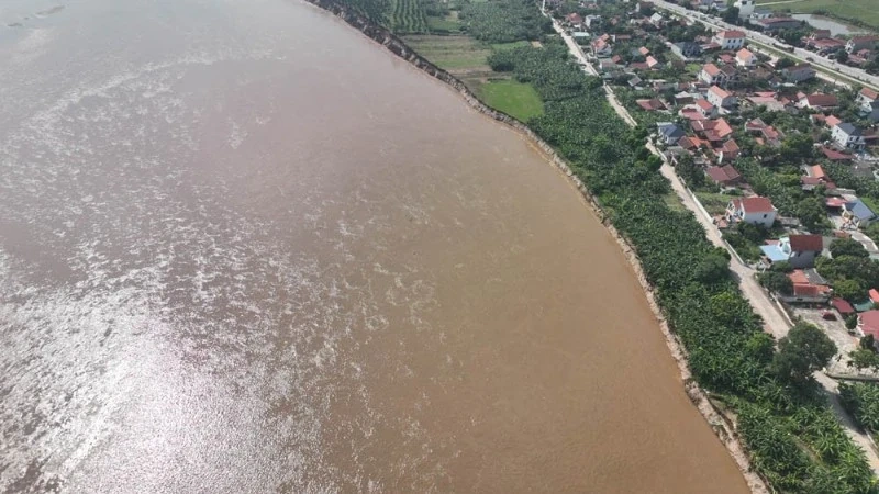 Phó Chủ tịch UBND tỉnh Đinh Công Sứ kiểm tra tình hình sạt lở đê Hữu Thao