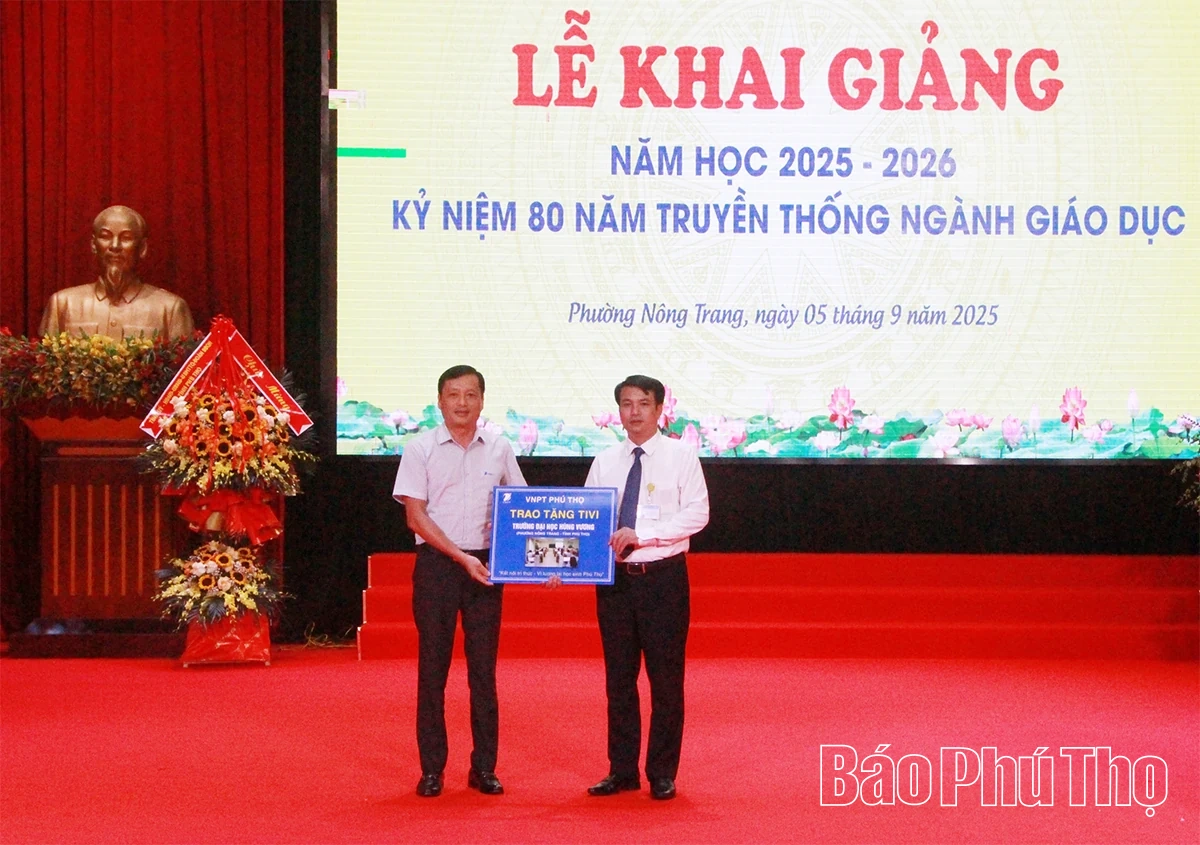 Trưởng Đoàn Đại biểu Quốc hội tỉnh Bùi Minh Châu dự khai giảng tại Trường Đại học Hùng Vương