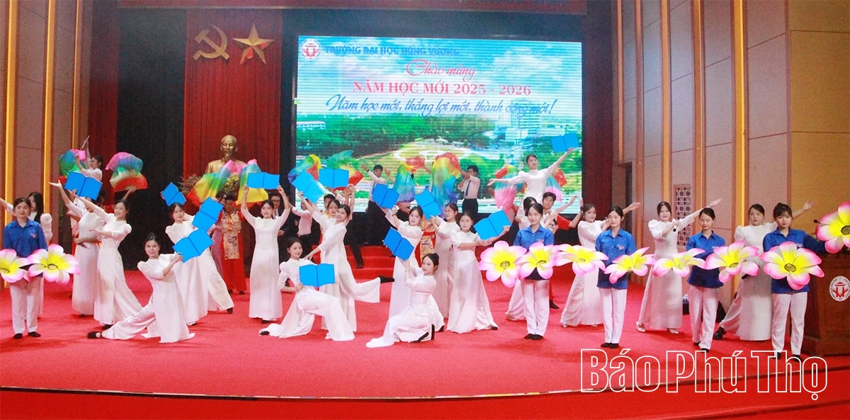 Trưởng Đoàn Đại biểu Quốc hội tỉnh Bùi Minh Châu dự khai giảng tại Trường Đại học Hùng Vương