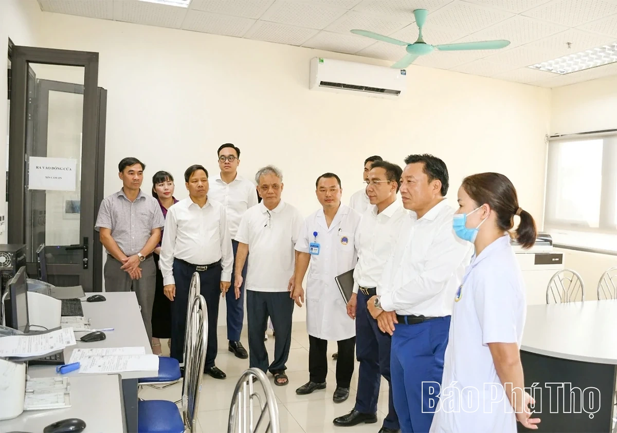 Phó Chủ tịch UBND tỉnh Nguyễn Huy Ngọc thăm, kiểm tra một số cơ sở y tế, hành chính công tại khu vực Vĩnh Phúc