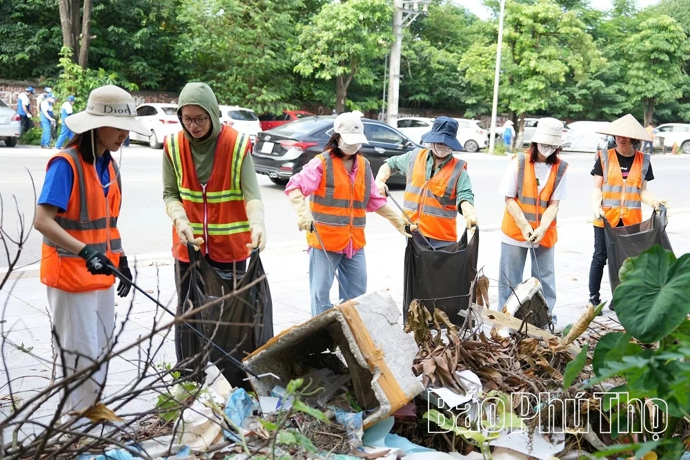 Gần 300 tình nguyện viên tham gia dọn dẹp đường phố tại các khu công nghiệp Vĩnh Phúc