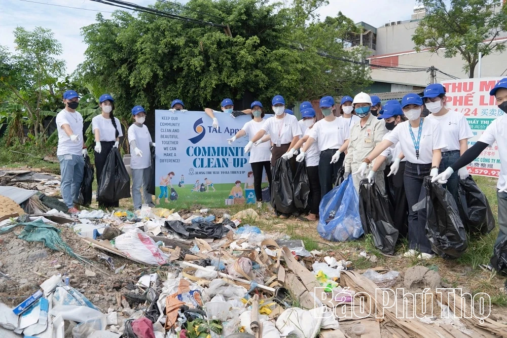Gần 300 tình nguyện viên tham gia dọn dẹp đường phố tại các khu công nghiệp Vĩnh Phúc