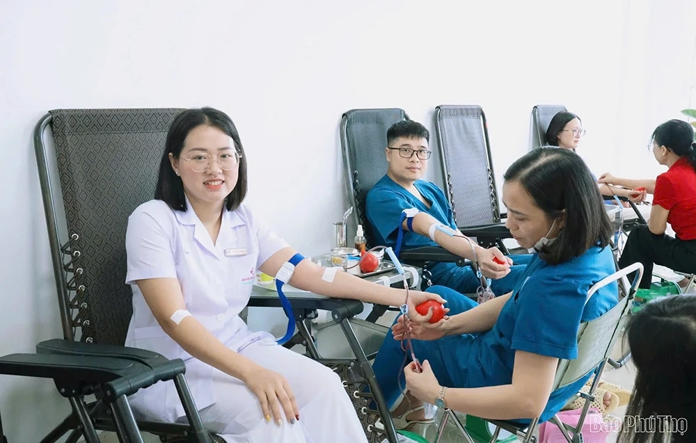 Tiếp nhận 100 đơn vị máu từ chương trình “Giọt hồng yêu thương”