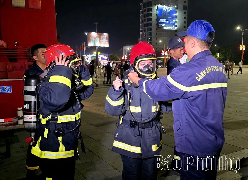 Hơn 1.000 người dân phường Việt Trì trải nghiệm kỹ năng phòng cháy, chữa cháy