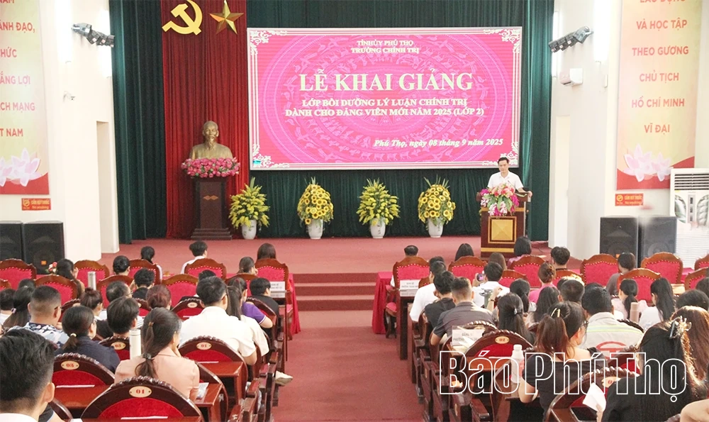 Khai giảng lớp Bồi dưỡng lý luận chính trị dành cho đảng viên mới