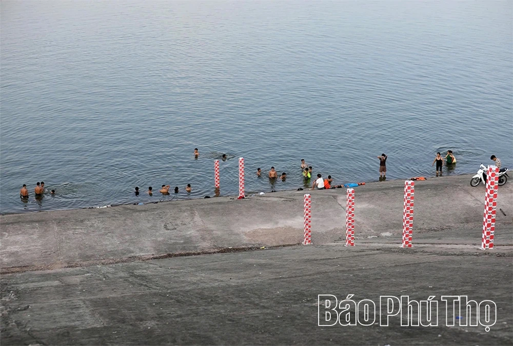 Cảnh báo nguy hiểm từ những hoạt động tự phát tại lòng hồ Cánh Tạng