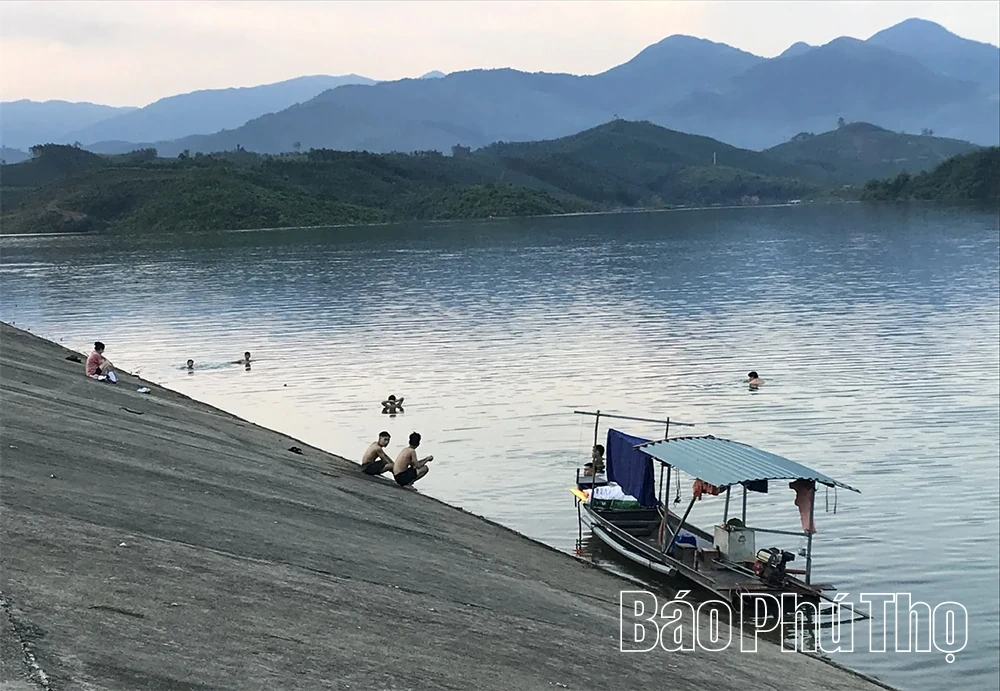 Cảnh báo nguy hiểm từ những hoạt động tự phát tại lòng hồ Cánh Tạng