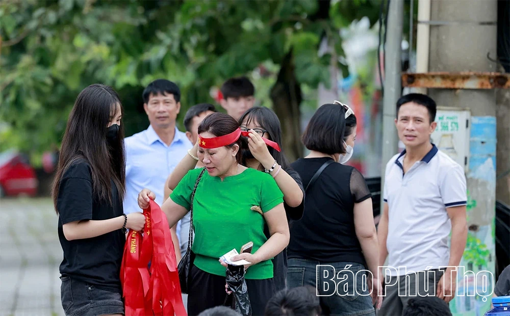 Cổ động viên hâm nóng không khí tại sân vận động Việt Trì
