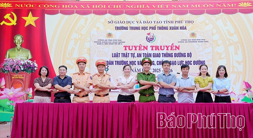 Hơn 1.200 học sinh được trang bị kiến thức pháp luật về trật tự an toàn giao thông và phòng, chống bạo lực học đường