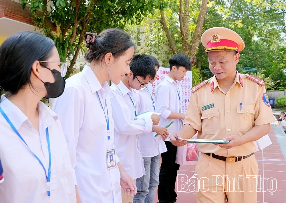 Hơn 1.200 học sinh được trang bị kiến thức pháp luật về trật tự an toàn giao thông và phòng, chống bạo lực học đường