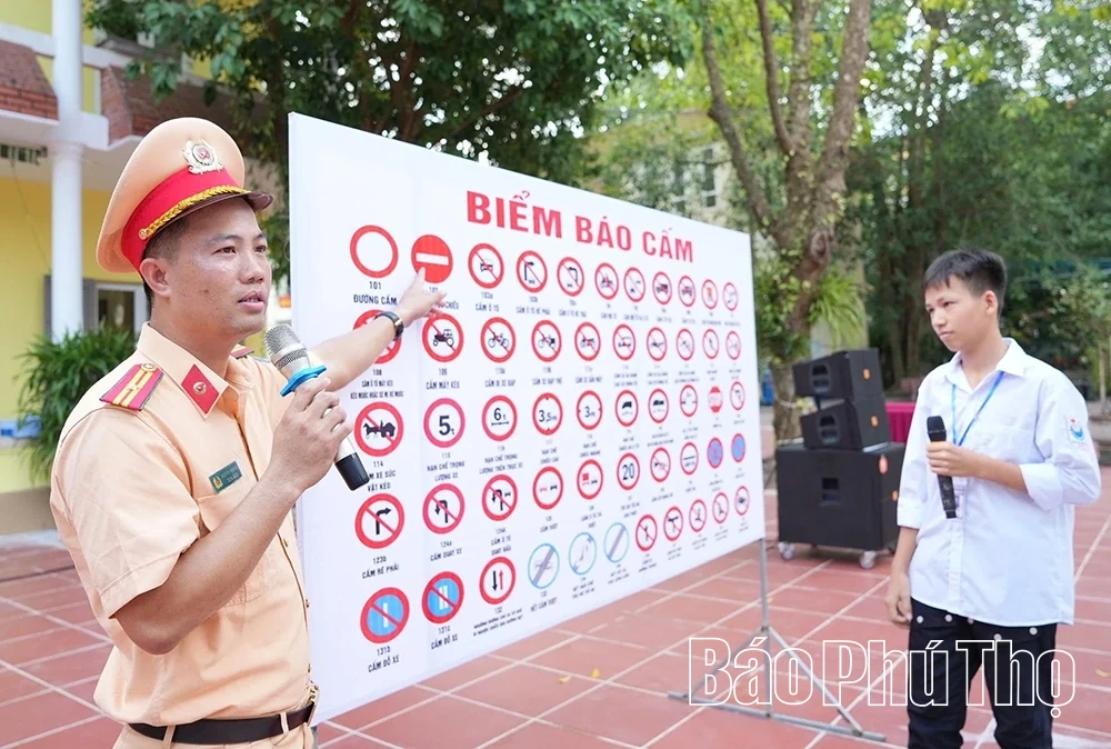 Hơn 1.200 học sinh được trang bị kiến thức pháp luật về trật tự an toàn giao thông và phòng, chống bạo lực học đường